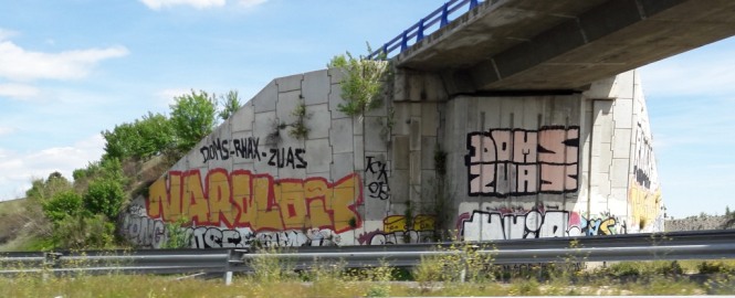 photo by @redesycalles of graffiti in M50 Madrid