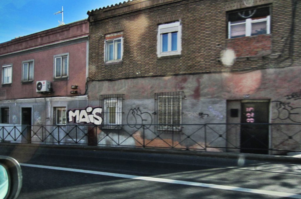 foto de @redesycalles de graffiti a lo largo de la M-30 en Madrid
